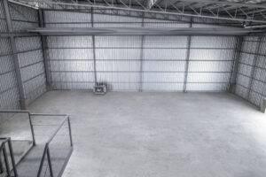 ภายในโกดังวังน้อย มองจากด้านข้าง เห็นหม้อแปลงไฟ และเครนสสำหรับยกของ