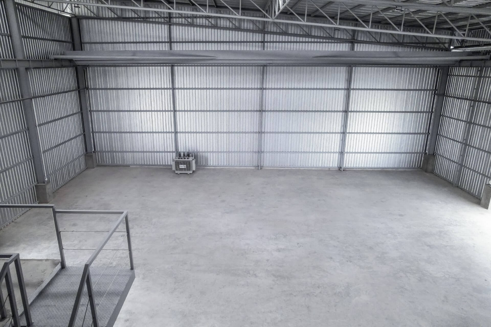 ภายในโกดังวังน้อย มองจากด้านข้าง เห็นหม้อแปลงไฟ และเครนสสำหรับยกของ