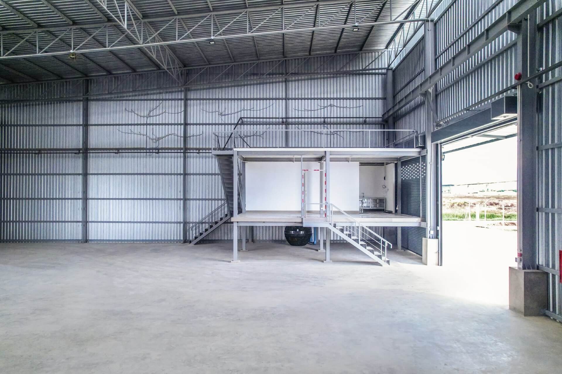 Wang -Noi Warehouse - Inside 2 Dentro del almacén Mirando desde el lado vio la oficina y la puerta principal