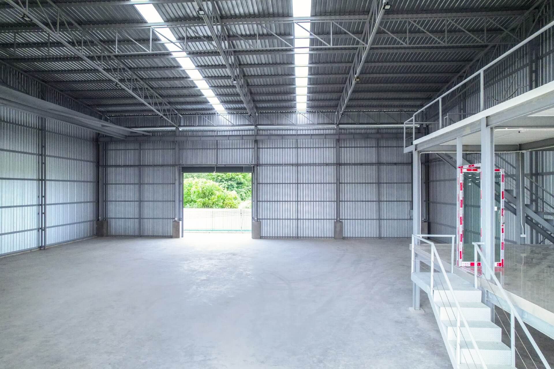 Wang -Noi Warehouse - Inside 1 Dentro del almacén Mirando desde el frente para ver la puerta detrás del almacén